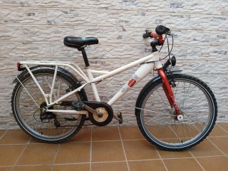 Bicicleta blanca y naranja