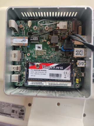 Mini PC sin tarjeta ram.