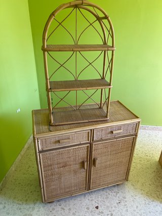 Mueble de mimbre con cajones y puerta