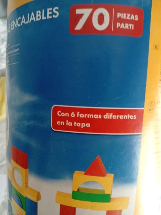 Cubo con piezas encajables de madera
