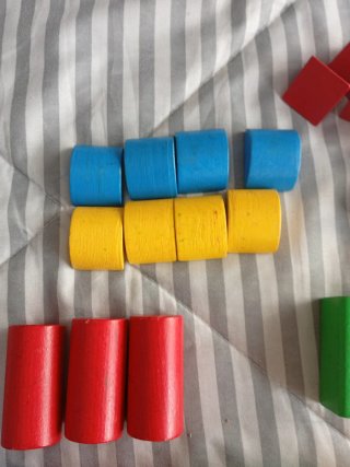 Cubo con piezas encajables de madera