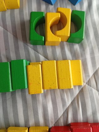 Cubo con piezas encajables de madera