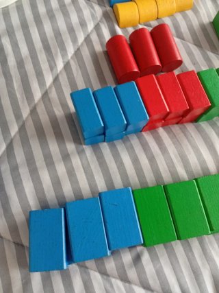 Cubo con piezas encajables de madera