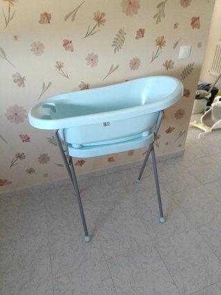 Bañera para bebé azul con soporte