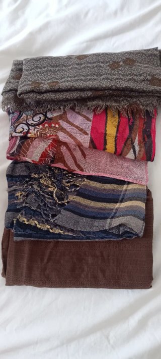 Lote de 4 pañuelos estampados y lisos.
