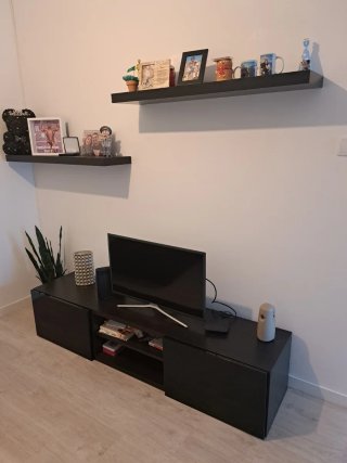 Móvel de sala e prateleiras pretas