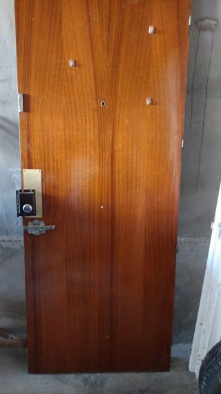 Puerta de madera con pomo y cerradura