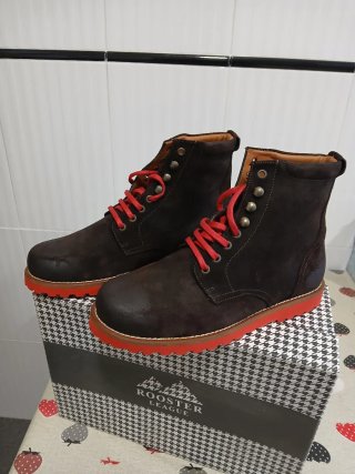 Botas serraje marrón con cordones rojos