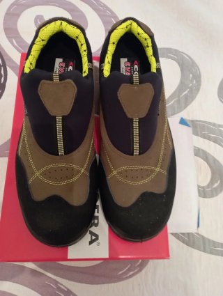 Zapatos de seguridad negros y marrones.