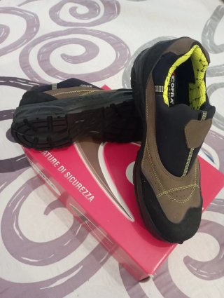 Zapatos de seguridad negros y marrones.