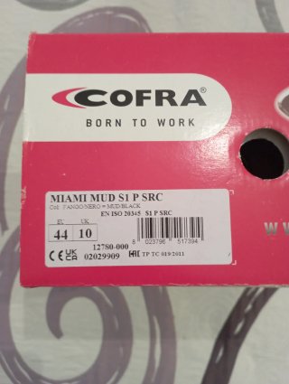 Zapatos de seguridad negros y marrones.