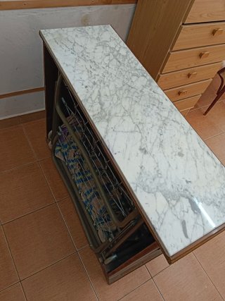 Mueble de madera con tapa de mármol