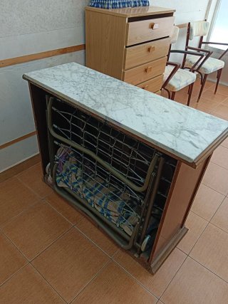 Mueble de madera con tapa de mármol