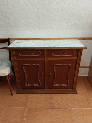 Mueble de madera con tapa de mármol