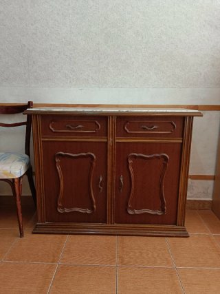 Mueble de madera con tapa de mármol