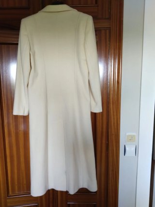 Abrigo blanco elegante con cuello y puños de pelo