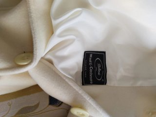Abrigo blanco elegante con cuello y puños de pelo