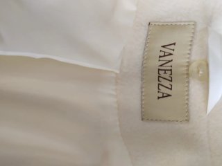 Abrigo blanco elegante con cuello y puños de pelo