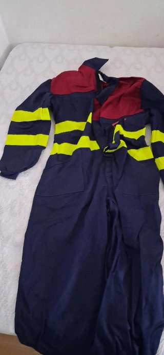 Mono de trabajo azul y reflectante amarillo