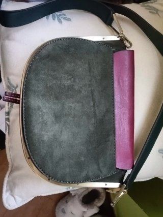Bolso de mano azul y morado