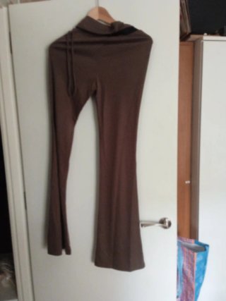 Pantalón marrón cuello alto