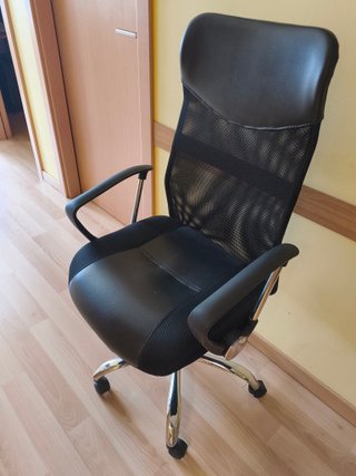 Silla de oficina ergonómica negra