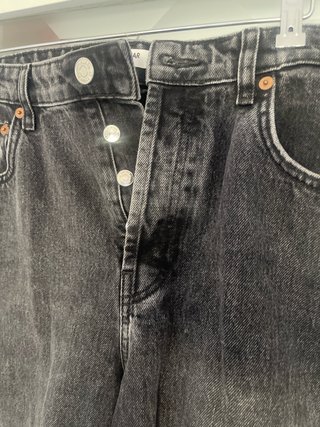 Pantalón vaquero gris desgastado