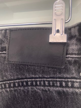 Pantalón vaquero gris desgastado