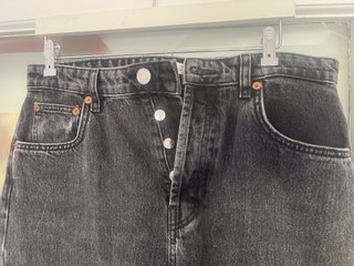 Pantalón vaquero gris desgastado