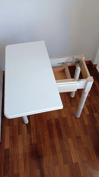 Mesa de madera blanca, sistema libro, con cajón