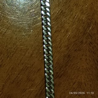 Bracciale in acciaio con chiusura a moschettone.