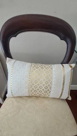 Cojín alargado blanco y dorado