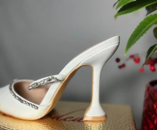 Scarpe eleganti bianche con strass