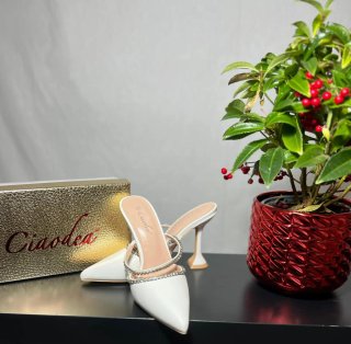 Scarpe eleganti bianche con strass