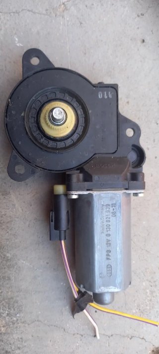 Motor elevalunas eléctrico y mecanismo de elevador