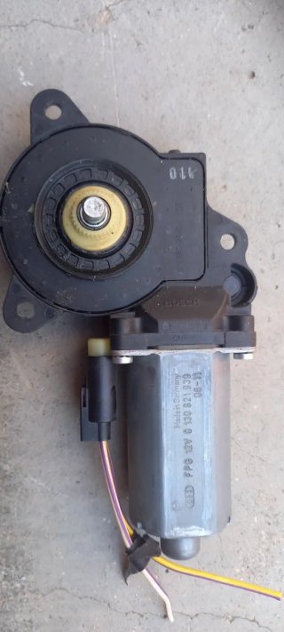 Motor elevalunas eléctrico y mecanismo de elevador