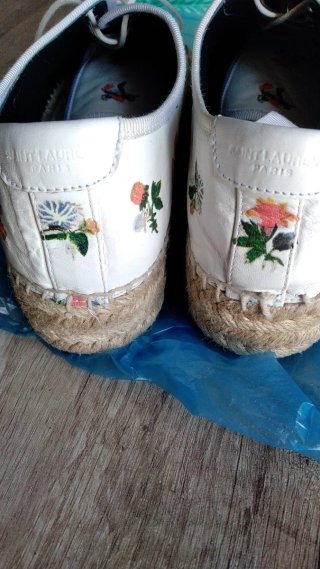 Zapatillas blancas con estampado floral