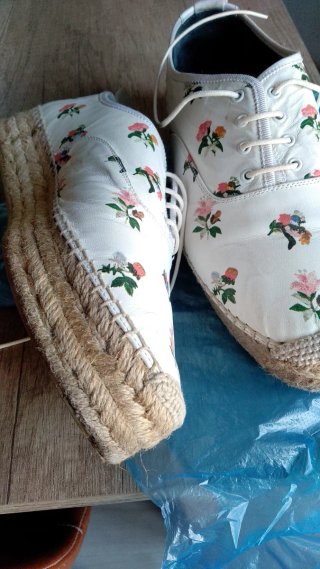 Zapatillas blancas con estampado floral
