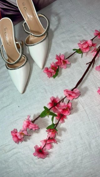 Scarpe eleganti bianche con strass