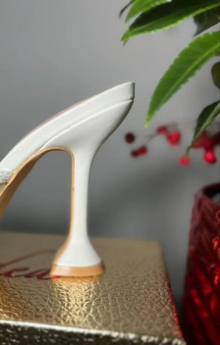 Scarpe eleganti bianche con strass