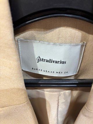 Color beige. Talla XS. Entallada