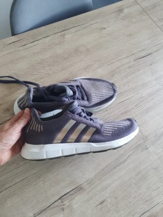 Adidas Swift Run Gris y Dorado Talla 38 2/3