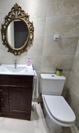 Mueble de baño madera y metal en buen estado.