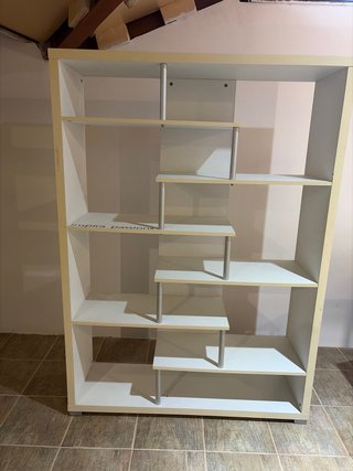 Estantería de madera y plástico