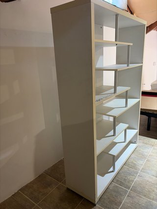 Estantería de madera y plástico