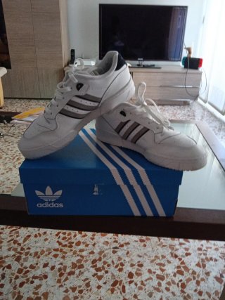 Zapatillas Adidas Blancas y Grises