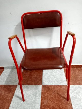 Silla de hierro con asiento y respaldo