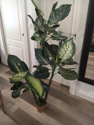 Planta Artificial Decorativa Verde y Dorada