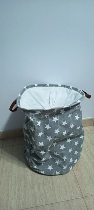 Cesta y bolsa de almacenamiento gris con estrellas