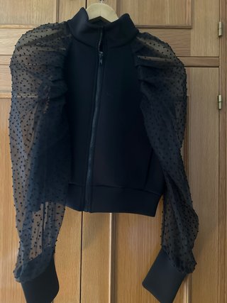 Chaqueta negra con mangas de tul